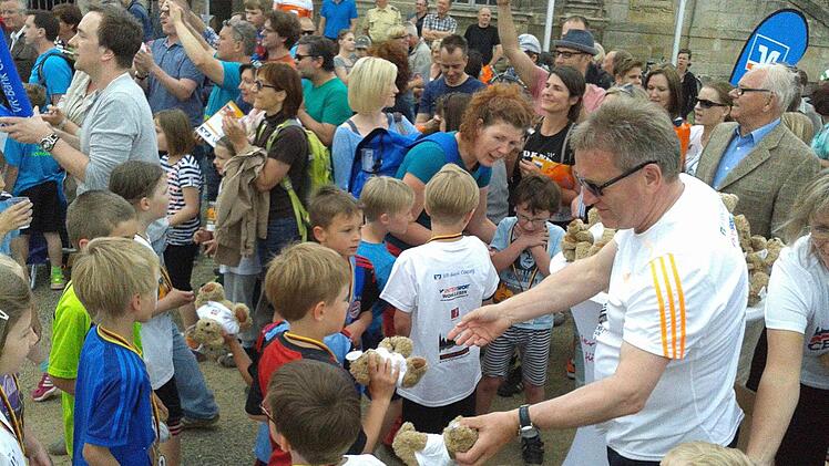 Berthold Lendner beim Verteilen von Tröster-Teddys. Fotos: SÜC