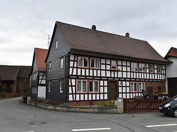 In diesen Wohnhaus in Rossach lebt eine Gruppe mit zehn jungen minderjährigen Flüchtlingen aus Syrien und Afghanistan; die Integration in das Gemeindeleben verläuft laut Jugendamtsleiterin Angelika Sachtleben gut. Foto: Gabi Arnold