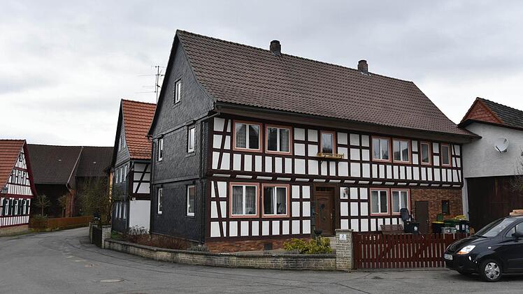 In diesen Wohnhaus in Rossach lebt eine Gruppe mit zehn jungen minderjährigen Flüchtlingen aus Syrien und Afghanistan; die Integration in das Gemeindeleben verläuft laut Jugendamtsleiterin Angelika Sachtleben gut. Foto: Gabi Arnold