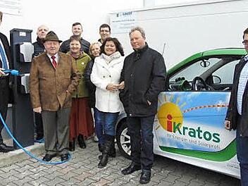 Gleich ausprobiert wurde die Energietankstelle. Foto: Petra Malbrich