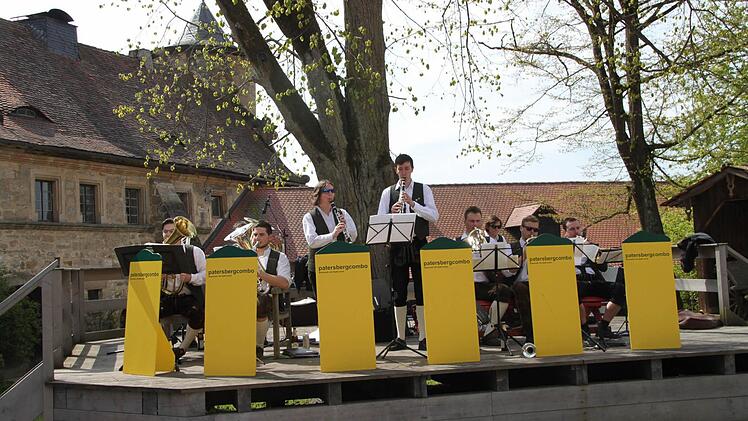 Die Patersberg-Combo spielte im Wernsteiner Schlosshof.