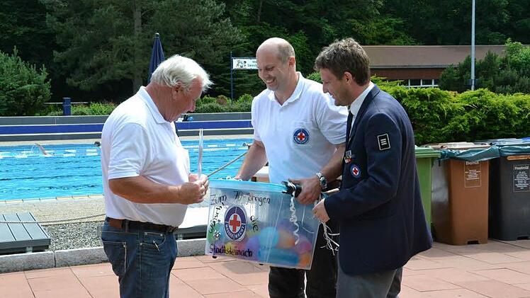 Die Ortsgruppe Stadtsteinach gratulierte mit einer Kiste Wasserbomben. Foto: Uschi Prawitz