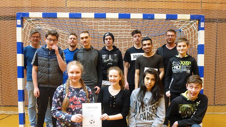 Ungeschlagen und ohne Gegentor gewann die 9. Klasse der Schlossberg-Volksschule aus Nüdlingen die Hallenfußballmeisterschaften der 7. bis 10. Klassen der Freiherr-von-Lutz-Mittelschule in Münnerstadt. Über eine starke Leistung freuten sich (vorne von links) Evelin Steinhauer, Denise Albrecht, Mariam Maleiki und Moritz Rittelmeier sowie (hinten von links) Konrektor Michael Kübert, Markus Kochaniak, Organisator Markus Barthel, Nico Müller, Andreas Virnekäs, Leon Zänglein, Mahdi Maleiki, Lehrer ...