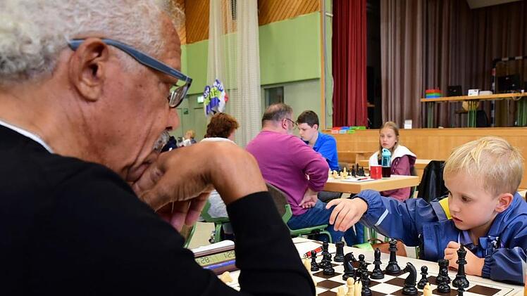 Unfaire Konstellation? Nicht bei den Forchheimer Schach-Open. Fotos: Udo Güldner