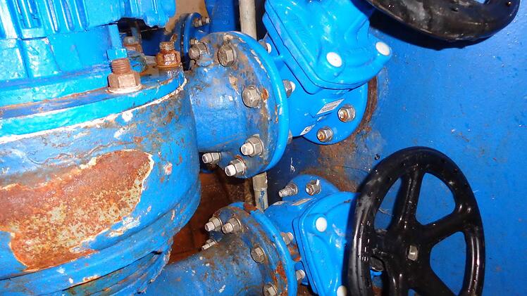 Wie hier im Pumpwerk Hain zeichnen sich auch im Pumpwerk Schmölz erhebliche Schäden an der Innenausstattung wie auch an den Außenanlagen ab. Die Sanierungen wurden beschlossen  Foto: K.-H. Hofmann