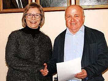 Bürgermeister Karl-Heinz Kandler vereidigte Ellen Lix als neue Gemeinderätin und hieß sie im Ratsgremium willkommen.  Foto: Günther Geiling