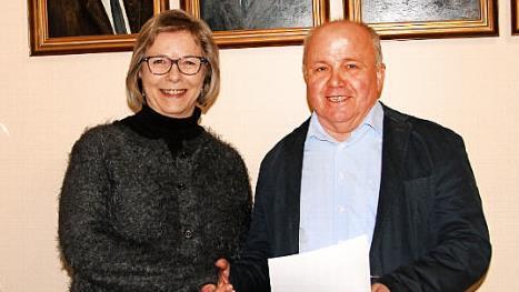 Bürgermeister Karl-Heinz Kandler vereidigte Ellen Lix als neue Gemeinderätin und hieß sie im Ratsgremium willkommen.  Foto: Günther Geiling