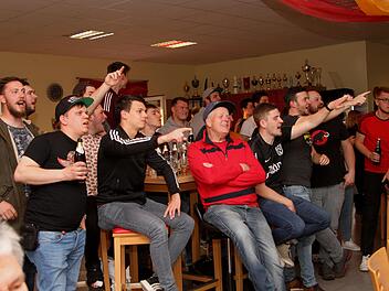 Die Fans des KSV Rentweinsdorf sorgten auf der Kegelanlage des SKK Haßfurt für besondere Stimmung.  Fotos: Günther Geiling