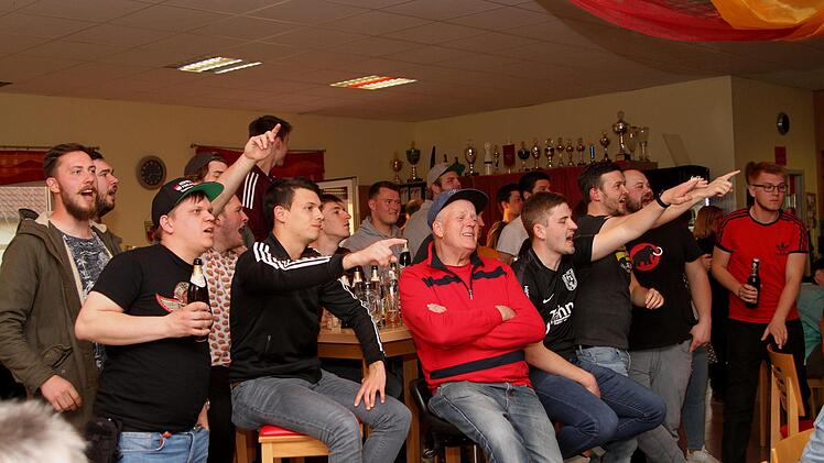 Die Fans des KSV Rentweinsdorf sorgten auf der Kegelanlage des SKK Haßfurt für besondere Stimmung.  Fotos: Günther Geiling