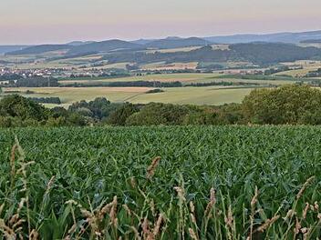 Blick vom Panoramaweg in den Itzgrund mit Untermerzbach (hinten links). Zwischen Panorama- und Friedrich-Rückert-Weg soll die Photovoltaik-Freiflächenanlage zwischen Kurzewind im Süden und Buch im Norden entstehen. Im Gemeinderat kam dieser Antrag gut an, aber unter den Bürgern regt sich Widerstand.Helmut Will