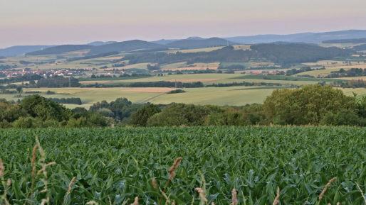 Blick vom Panoramaweg in den Itzgrund mit Untermerzbach (hinten links). Zwischen Panorama- und Friedrich-Rückert-Weg soll die Photovoltaik-Freiflächenanlage zwischen Kurzewind im Süden und Buch im Norden entstehen. Im Gemeinderat kam dieser Antrag gut an, aber unter den Bürgern regt sich Widerstand.Helmut Will