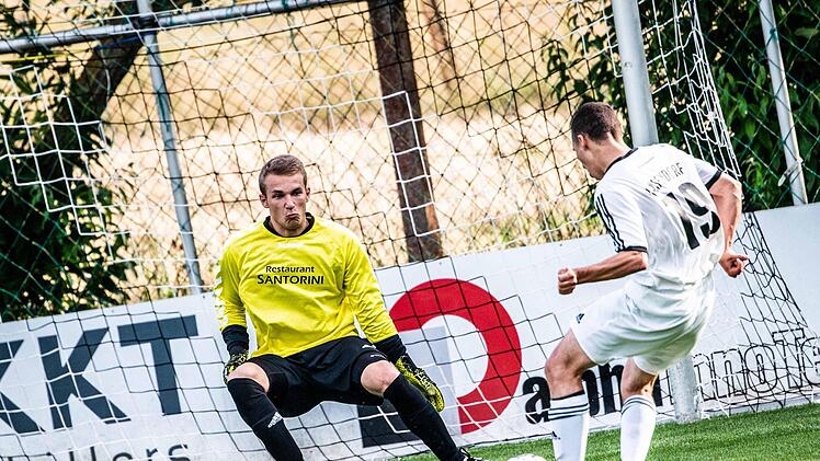 Jermaine Mullen scheitert  freistehend am Tirschenreuther Torwart Denk. Foto: Alexander Muck