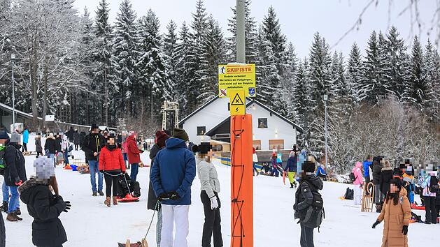 Bayerischer Feiertag zieht Ausflügler ins Fichtelgebirge: Keine Masken und reges Treiben