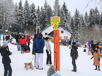 Bayerischer Feiertag zieht Ausflügler ins Fichtelgebirge: Keine Masken und reges Treiben