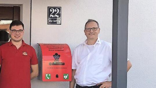 Der neue Defibrillator ist am Feuerwehrger&auml;tehaus in der Ortsmitte von Arnshausen angebracht.