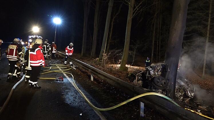 Mann verbrennt bei Verkehrsunfall in Auto