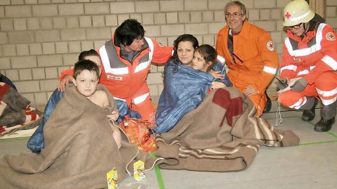 "Es hat nach verbranntem Plastik gerochen", berichtete Giuseppina Lanzilotta (mitte), die mit ihrer Familie aus Meiningen gestern im Neustadter Hallenbad zu Besuch war. Ein Besuch, der in Erinnerung bleiben wird.