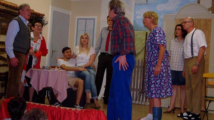 Kurz vor der Auflösung des Schwanks "Opa es reicht" der Theatergruppe Oberhohenried (von links): Opa Karl (Rudi Langguth), Oma Lena (Christa Gaukler), Silvis Freund ( Tobias Brand), Enkelin Silvi (Anna Lenhardt), Versicherungs-Vertreter (Ralf Scheller), Bauer Paul (Otto Lutz), die geizige Bäuerin Magda (Helga Lenhardt) sowie das Urlauberpaar Lore (Andrea Henz ) und Heinz (Wolfgang Saal).