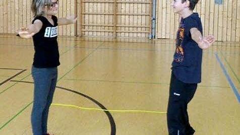 Die Arme seitlich ausstrecken, den Oberkörper gerade aufrichten und lächeln: Die Kinder der Mittelschule Thulbatal hatten Spaß!  Foto: privat