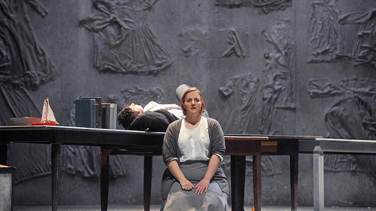 "Der Welt abhanden gekommen". Die szenische Collage mit Musik von Gustav Mahler und Claude Vivier erlebte ihre Uraufführung am Landestheater Coburg.Foto. Andrea Kremper