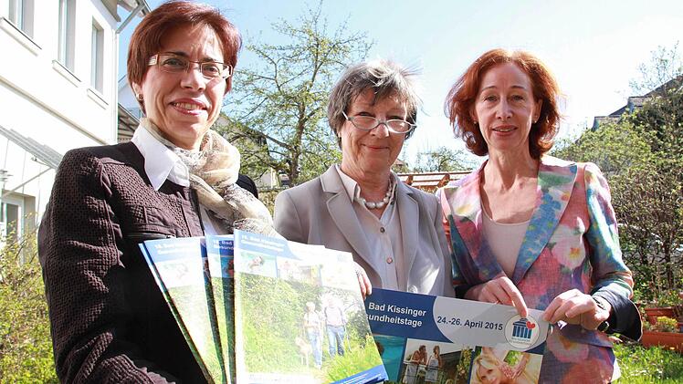 Doris Hartan-Khan vom Landwirtschaftsamt, Förderverein-Vorsitzende Eva Maria Roer und Projektleiterin Elisabeth Dichtl starten mit den Gesundheitstagen am Wochenende in die 18. Runde. Foto: Carmen Schmitt