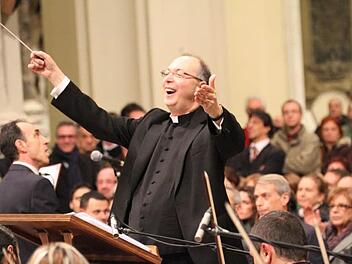 Monsignore Marco Frisina dirigiert Chor und Orchester der Diözese des Papstes. Foto: Archiv