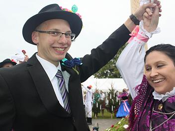 Tanzen in Tracht: Michelle Fröba und Florian Wachter zeigen, wie es geht. Foto: Veronika Schadeck