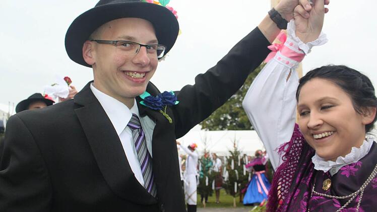 Tanzen in Tracht: Michelle Fröba und Florian Wachter zeigen, wie es geht. Foto: Veronika Schadeck
