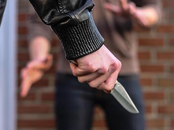 Am Mittwoch fällt das Urteil im Prozess gegen den 22-jährigen Kulmbacher, der einen Polizeibeamten mit einem Messer schwer verletzt hat. Symbolbild: dpa