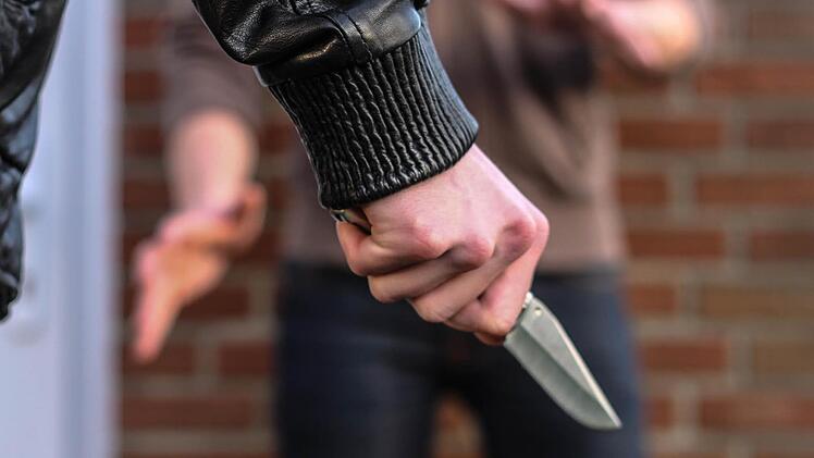 Am Mittwoch fällt das Urteil im Prozess gegen den 22-jährigen Kulmbacher, der einen Polizeibeamten mit einem Messer schwer verletzt hat. Symbolbild: dpa