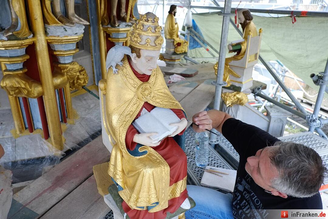 So wird der Schöne Brunnen in Nürnberg restauriert