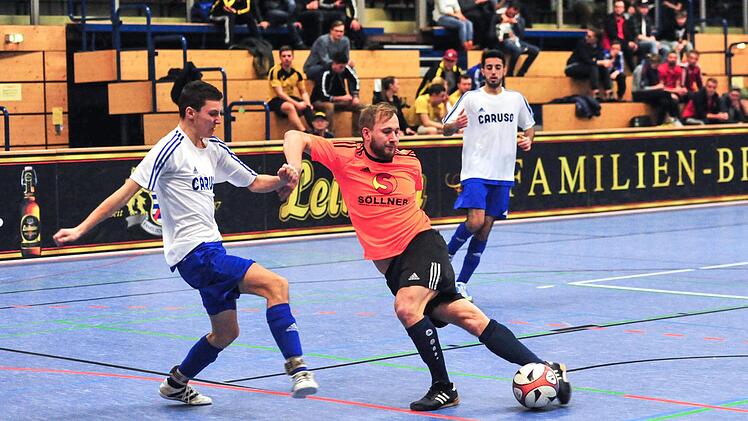 Der SV Großgarnstadt spielte ein starkes Turnier (weiße Trikots). Im Viertelfinale setzte sich der Kreisligist gegen den ASV Kleintettau durch.