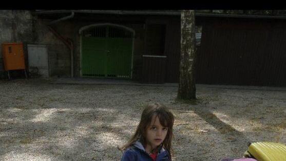 Fanny (6) trödelt zum ersten Mal.