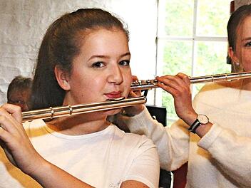 Lea Hermann (l.) und Katharina Bierlein begleiteten den Kirchenchor bei einem Lied. Fotos: privat