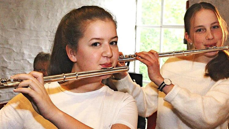 Lea Hermann (l.) und Katharina Bierlein begleiteten den Kirchenchor bei einem Lied. Fotos: privat