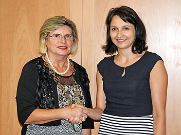 Bürgermeisterin Gertrud Werner (l.) gratuliert der neuen Gemeinderätin Sabine Seitz zu ihrem Amt.  Foto: Karl Heinz Wirth