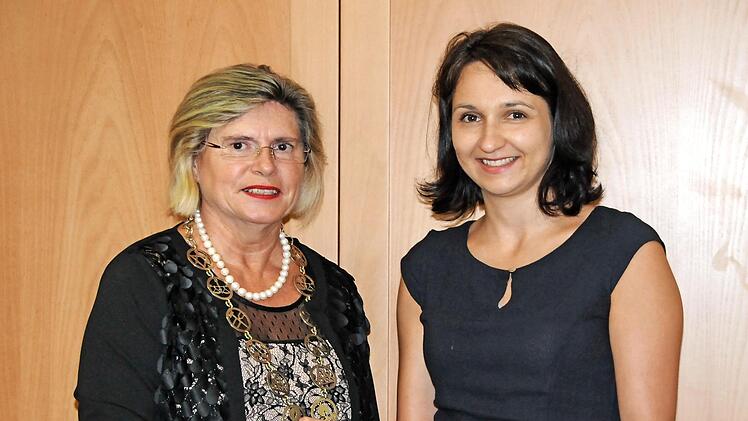 Bürgermeisterin Gertrud Werner (l.) gratuliert der neuen Gemeinderätin Sabine Seitz zu ihrem Amt.  Foto: Karl Heinz Wirth