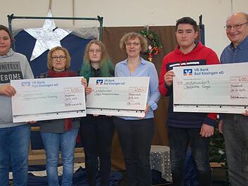 Es ist bereits Tradition geworden, dass  die Schüler und Schülerinnen der Freiherr von Lutz Mittelschule zum Jahresende Organisationen unterstützen, die sich für Kinder in Not und deren Eltern einsetzen. Jeweils einen Scheck in Höhe von 600 Euro überreichte Jakob Hanshans an Andrea Green von der "Elterninitiative leukämie- und tumorkranker Kinder Würzburg e.V", Elisa Fehler an Sonja Kneuer vom Malteser Kinderpalliativteam Unterfranken und Michael Wottschel an Hartmut Großmann von den "Verstec...