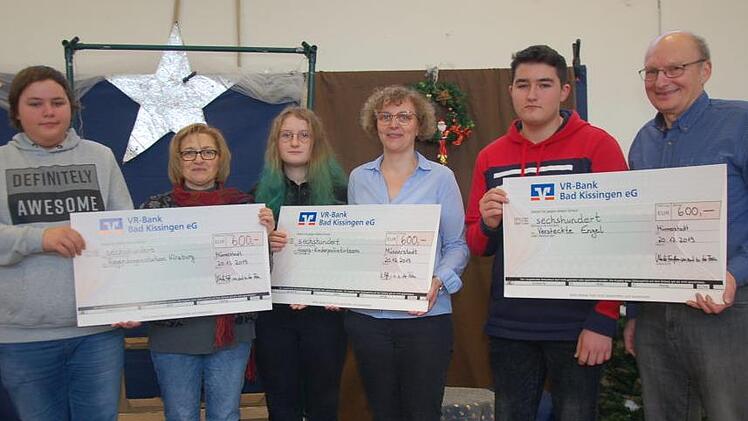 Es ist bereits Tradition geworden, dass  die Schüler und Schülerinnen der Freiherr von Lutz Mittelschule zum Jahresende Organisationen unterstützen, die sich für Kinder in Not und deren Eltern einsetzen. Jeweils einen Scheck in Höhe von 600 Euro überreichte Jakob Hanshans an Andrea Green von der "Elterninitiative leukämie- und tumorkranker Kinder Würzburg e.V", Elisa Fehler an Sonja Kneuer vom Malteser Kinderpalliativteam Unterfranken und Michael Wottschel an Hartmut Großmann von den "Verstec...