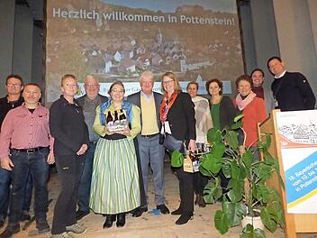 Bei der Gästeführertagung (v. l.): Thomas Bernard, Thomas Büttner, Steffi Ribold (alles Pottensteiner Gästeführer), Walter Tausendpfund (Referent aus Pegnitz), Birgit Haberberger (Vorsitzende Pottensteiner Gästeführerverein), Dieter Gaul, Reidun Alvestad-Aschenbrenner (Vorsitzende Münchner Gästeführerverein) und weiter rechts Virginia Leonhard, Christiane Haack, Sebastian Frankenberg und Georg Reichlmayr (stellvertretender Vorsitzender des Bundesverbands der Gästeführer in Deutschland)  Foto:...
