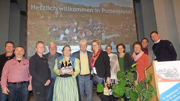 Bei der Gästeführertagung (v. l.): Thomas Bernard, Thomas Büttner, Steffi Ribold (alles Pottensteiner Gästeführer), Walter Tausendpfund (Referent aus Pegnitz), Birgit Haberberger (Vorsitzende Pottensteiner Gästeführerverein), Dieter Gaul, Reidun Alvestad-Aschenbrenner (Vorsitzende Münchner Gästeführerverein) und weiter rechts Virginia Leonhard, Christiane Haack, Sebastian Frankenberg und Georg Reichlmayr (stellvertretender Vorsitzender des Bundesverbands der Gästeführer in Deutschland)  Foto:...