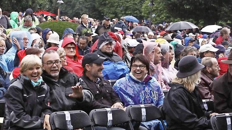 Trotz des Regens gut gelaunt: Besucher des Joe-Cocker-Konzerts.