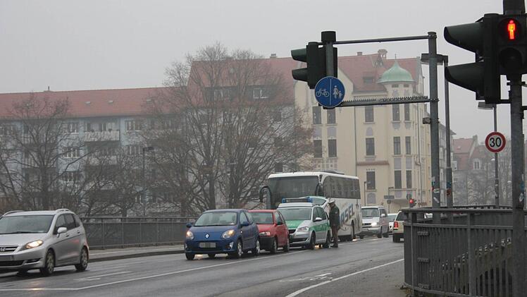 Auch auf den Marienbrücke ist es zu einem Auffahrunfall gekommen.  Foto: Sebastian Martin