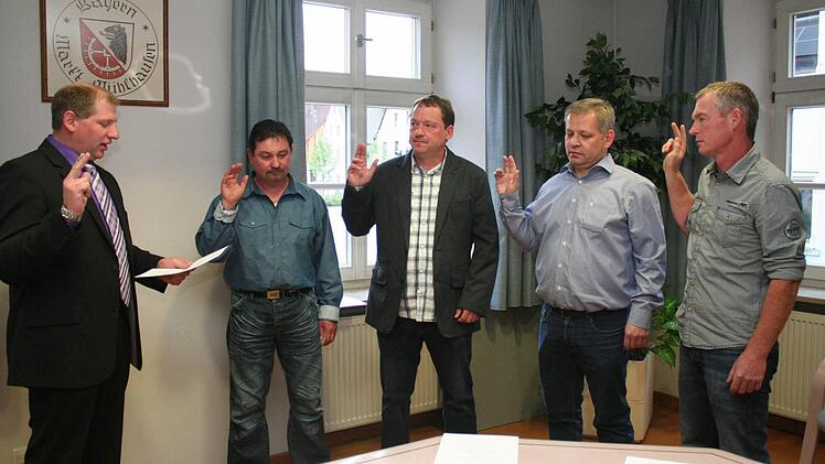 Bürgermeister Klaus Faatz nahm Richard Sapper, Robert Hertlein, Rainer Morgenroth und Reinhard Klaus (v. l.) den Amtseid ab Foto: .Evi Seeger