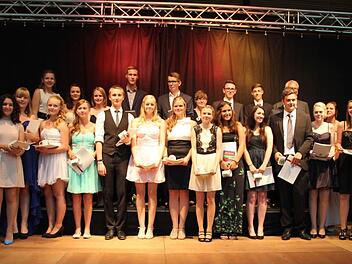 Am Freitagabend wurden 94 Absolventen der Maximilian-von-Welsch Realschule offiziell verabschiedet. Foto: Veronika Schadeck