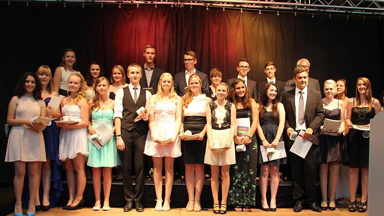 Am Freitagabend wurden 94 Absolventen der Maximilian-von-Welsch Realschule offiziell verabschiedet. Foto: Veronika Schadeck