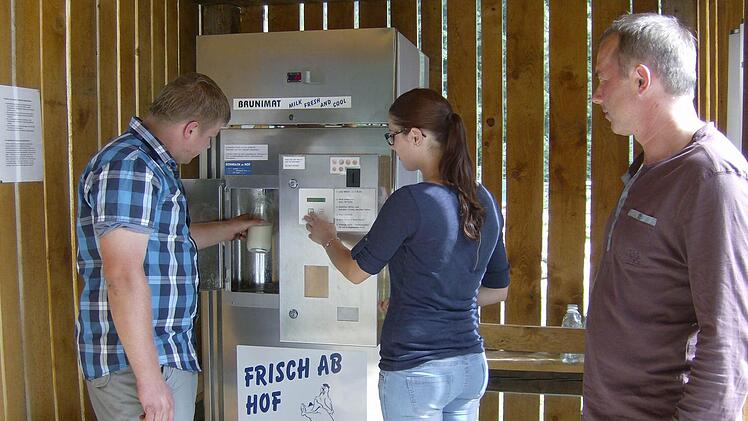 Familie Hänfling an der Milchtankstelle Foto: Petra Malbrich