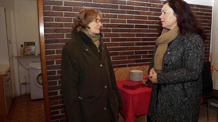 Lilo Schön von der Initiative "Freund statt fremd" im Gespräch mit Bürgermeisterin Regina Wohlpart (rechts) Foto: Barbara Herbst