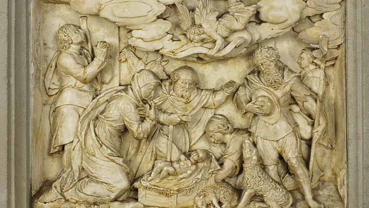 Vier Szenen aus dem Lukas-Evangelium haben die Bildhauer Johann Brenck und Hans Georg Schlehendorn im Taufstein der Petrikirche verewigt. Unser Bild zeigt die Anbetung der Hirten an der Krippe. Foto: Jürgen Zinck