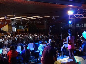 In einer voll besetzten Aula der Mittelschule fand das Sommerkonzert der Realschule statt. Fotos: Johanna Eckert